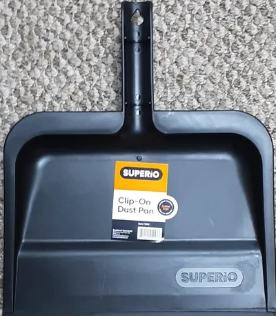 Clip-On Dust Pan